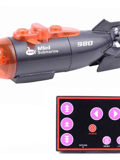 Small mini remote control submarine remote control boat children's new exotic water toys