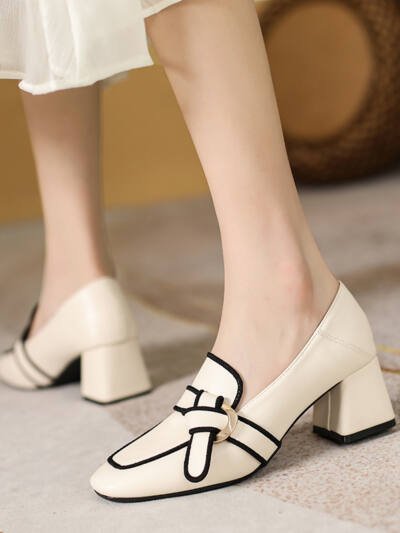 Womens Slip-On Loafers In Soft Leather With A Bow Design