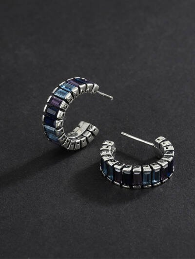 The Design Of The Ear Studs Was Retro And Colorful