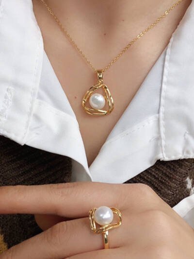 Simple And Exquisite Freshwater Pearl Necklace Suit