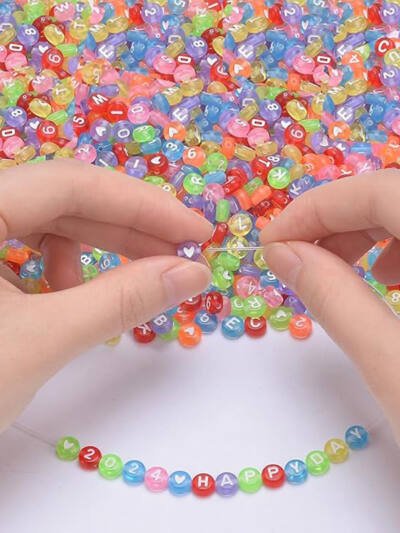 800pcs Letter Beads Multi-Colored Mixed Round Acrylic Number Beads 4x7mm Alphabet Letter Heart Beads For Bracelets Making DIY Bracelets