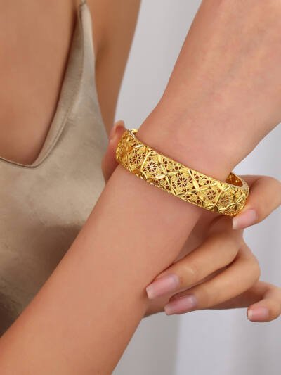 1pcs Vintage Luxury 18k Copper Gold-plated Four Leaf Hollow Sculpture